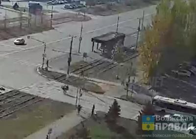 Свалился сам и скинул пассажира: в Волжском мотоциклист неудачно встал на дыбы