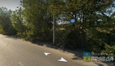 У лежбища бомжей: в Волжском у овощехранилищ «Заря» ночной гонщик снёс дерево и погиб