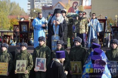 В Волжском тысячи жителей объединились в общегородском крестном ходе, посвященном миру и единству