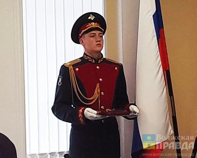В мэрии Волжского вручили награды горожанину — бойцу СВО
