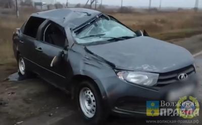 Крыша вдавлена, лобовуха в салоне, пассажир погибла: под Волгоградом «Лада Гранта» протаранила фуру