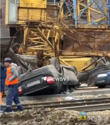 Люди – в больнице, машины – в хлам: в Волгограде на стройке рухнул гигантский кран