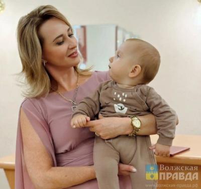 Взял метрику крепкой ладошкой: в волжском ЗАГСе № 2 нарекли Фёдором пятого ребёнка семьи Ломоносовых