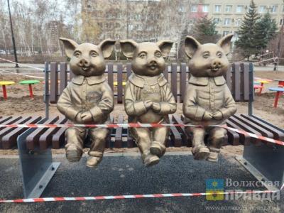 Ниф-ниф с эмблемой ВГС, Наф-Наф – с любовью к городу: благоустройство у детской поликлиники Волжского завершается