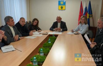 Сталинградский призыв, водопровод и дорога: мэр Волжского провёл личный приём граждан