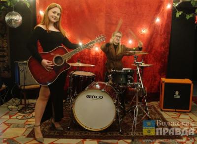 Цепи, винил и «Мальборо»: в Волжском открылся цокольный бар «19/56 Андеграунд»