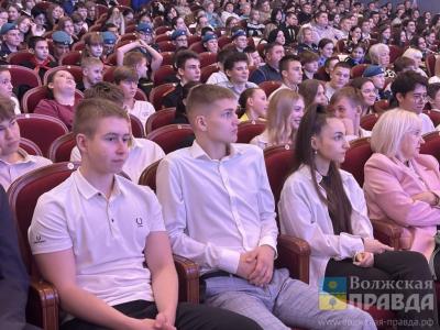 «Те, кто держат мир»: в Волжском наградили лучших школьников города