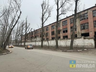 Жителей Волжского возмущает заброшенное здание в центре города