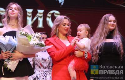 Голова лошади и платье из шаров: 5 корон «Миссис Волжский 2025» нашли своих обладательниц