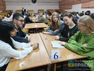 Викторина на знание Конституции РФ объединила в Волжском рекордное количество школьников